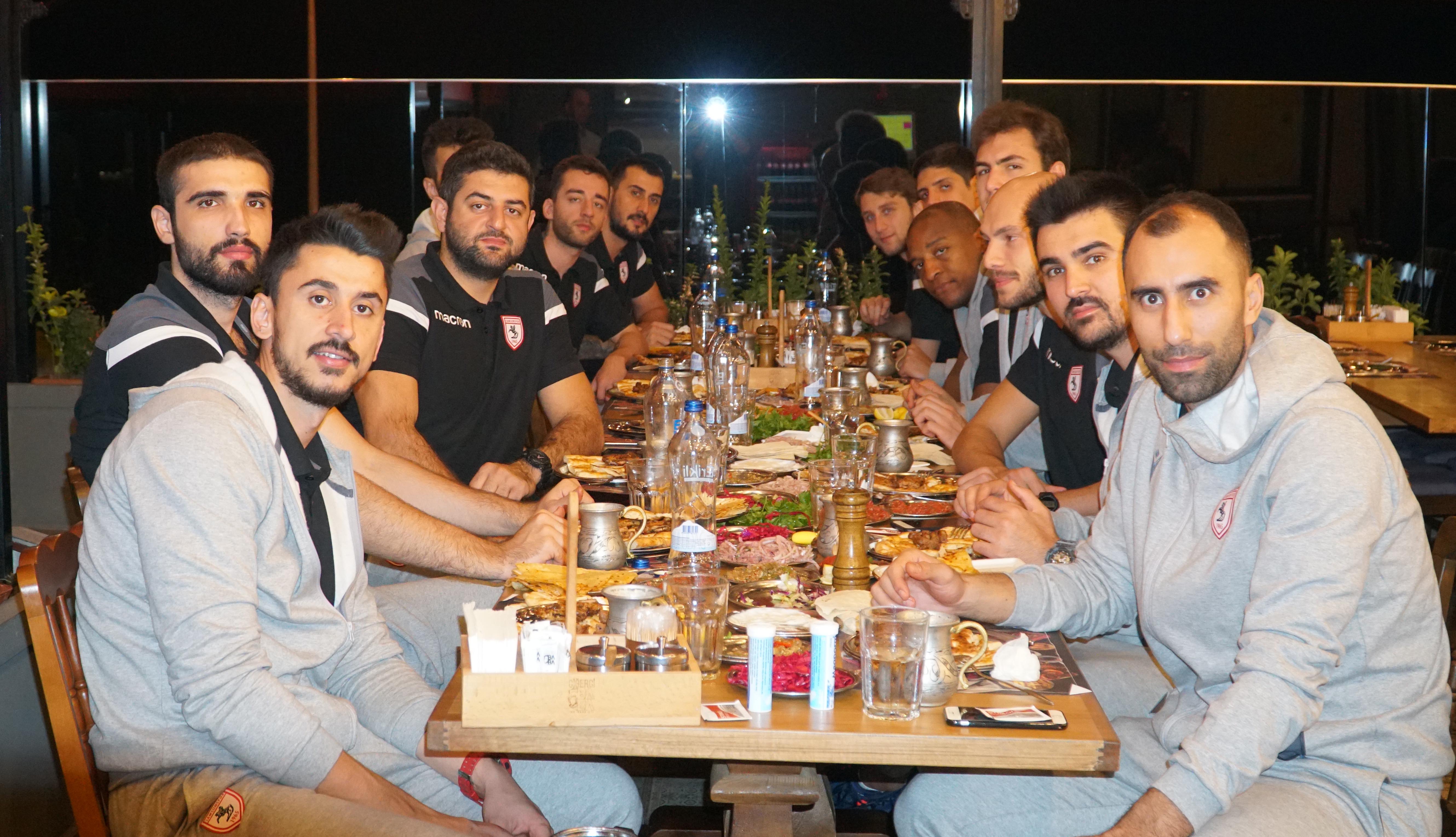  Yönetim yemekte buluştu